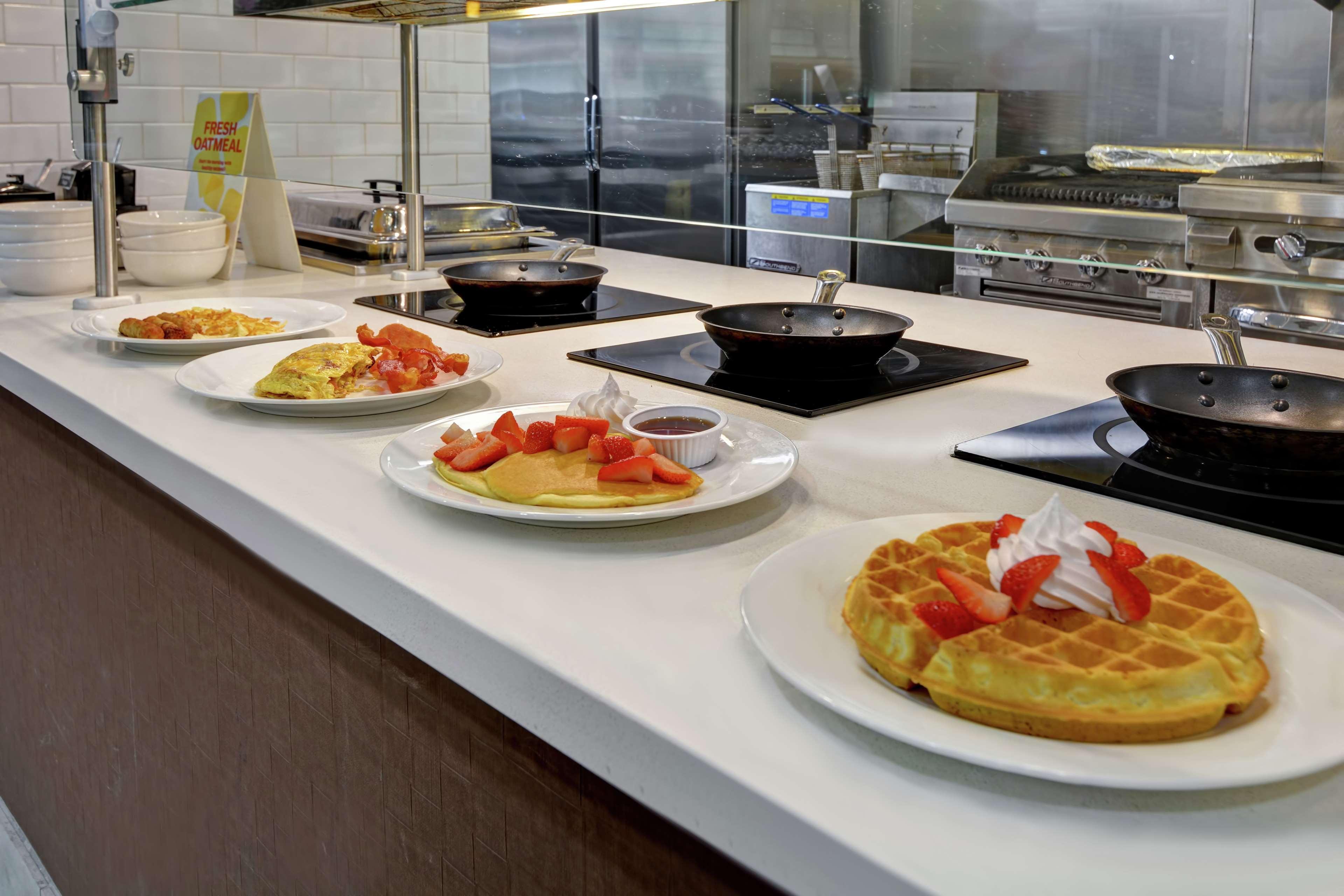 Hilton Garden Inn And Fayetteville Convention Center Ngoại thất bức ảnh
